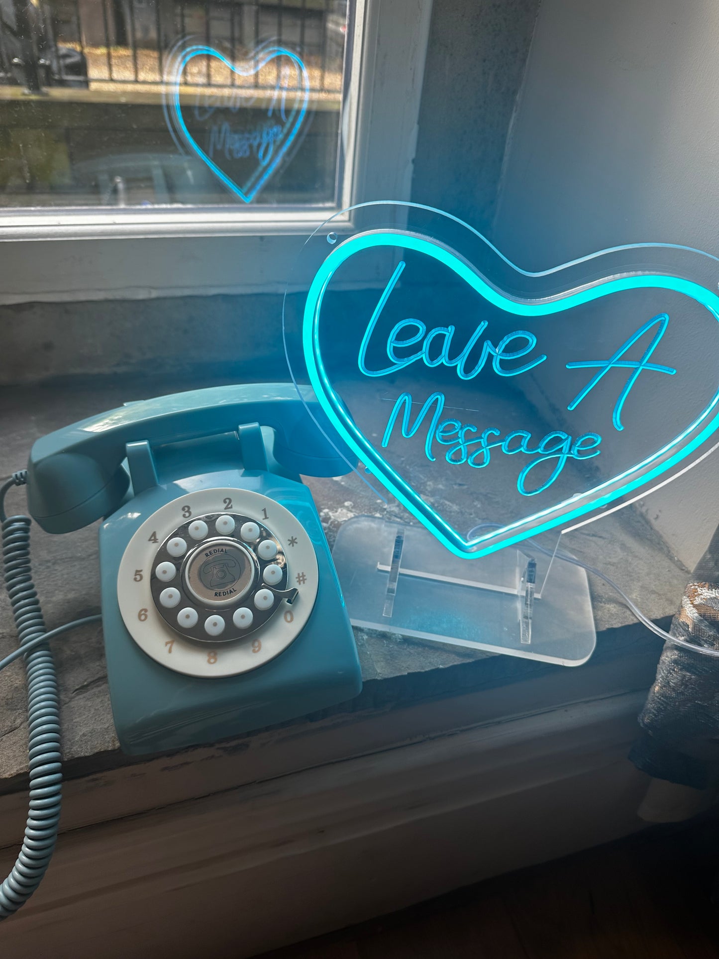 Leave a message heart neon